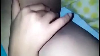 Партнер растирает пальцем очко зрелки во время порно